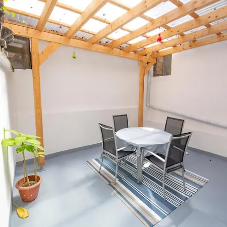 Schöne Ferienwohnung mit kleiner Terasse Klotten Exterior foto