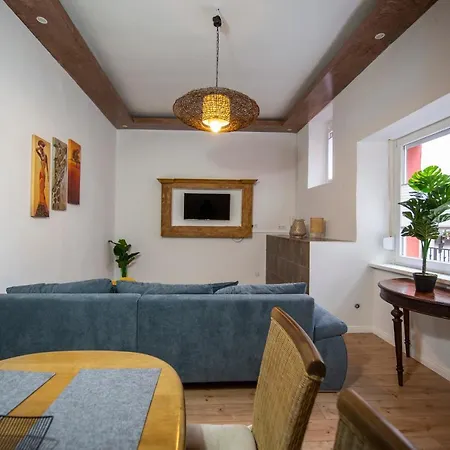 Schöne Ferienwohnung mit kleiner Terasse Klotten Exterior foto