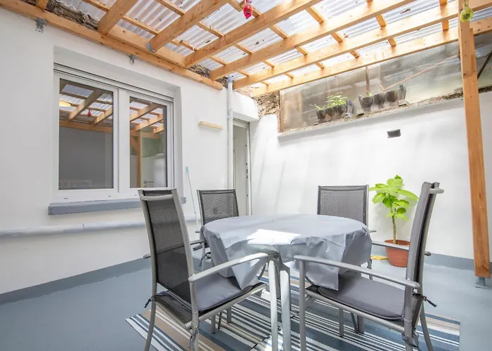 Apartment Mit Kleinem Innenhof Im Erdgeschoss Fuer Bis Zu 4 Personen